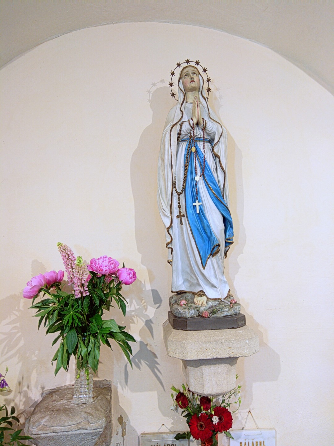 Mária oltár a karzat alatt